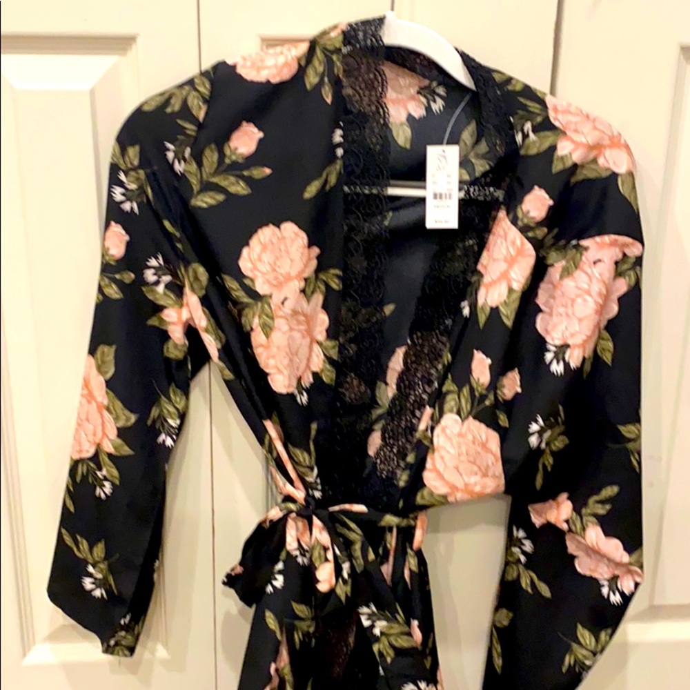 NWT medium lace trimmed rose robe